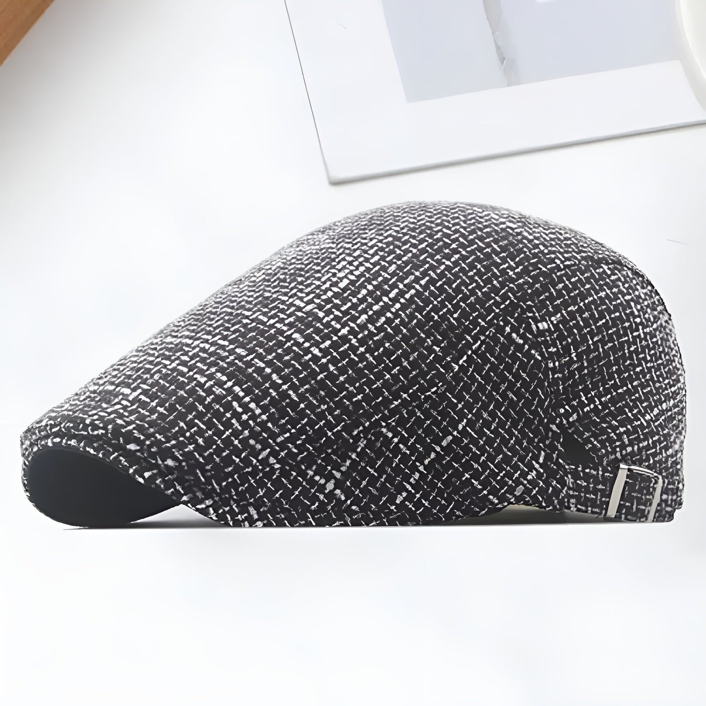 Béret en lin posé sur une table en bois