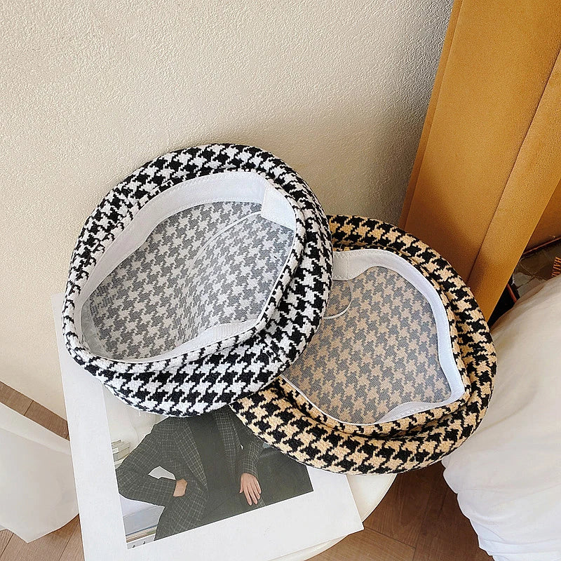 Béret rétro chic porté par une femme, profil gauche