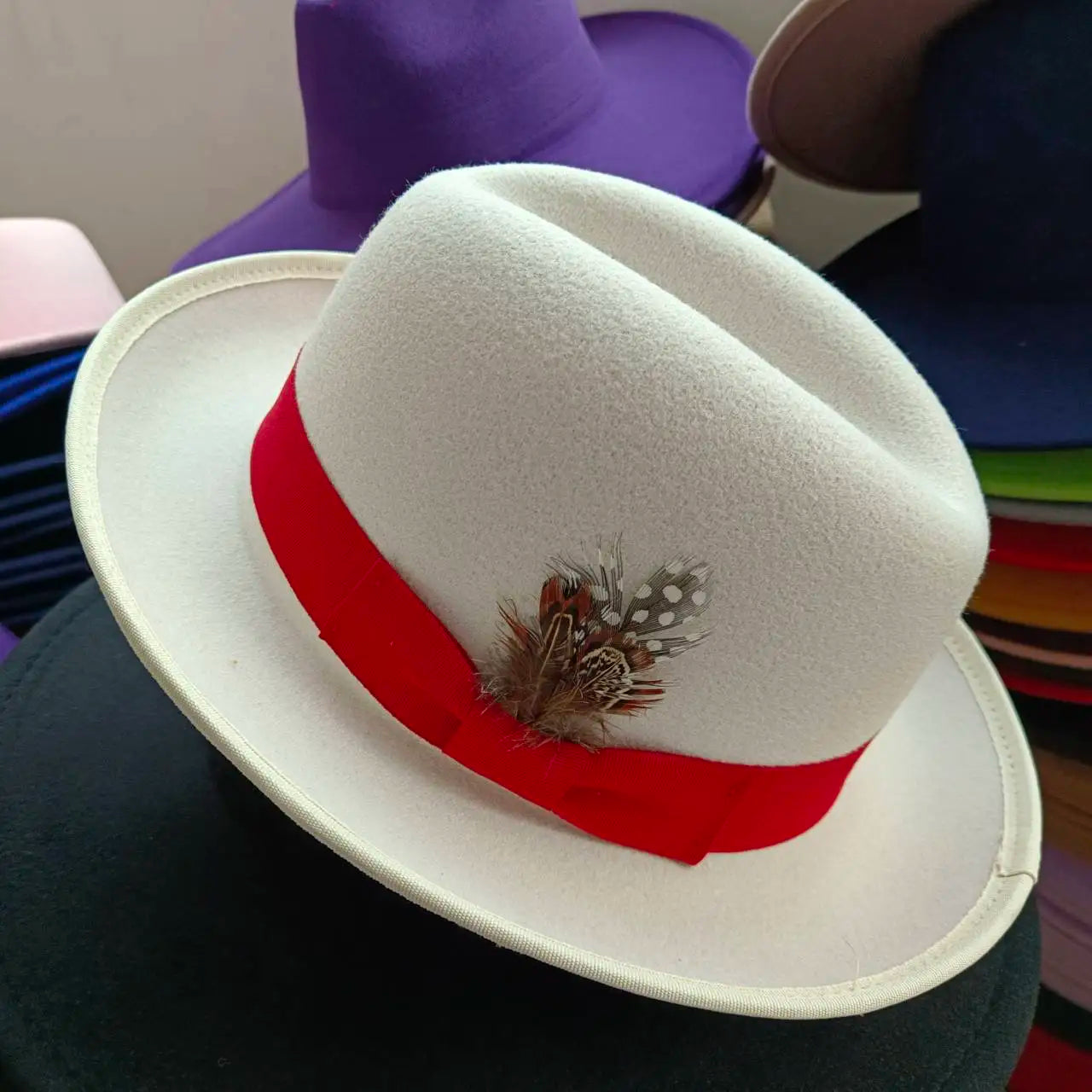 Détail du bord du chapeau melon montrant la couture fine