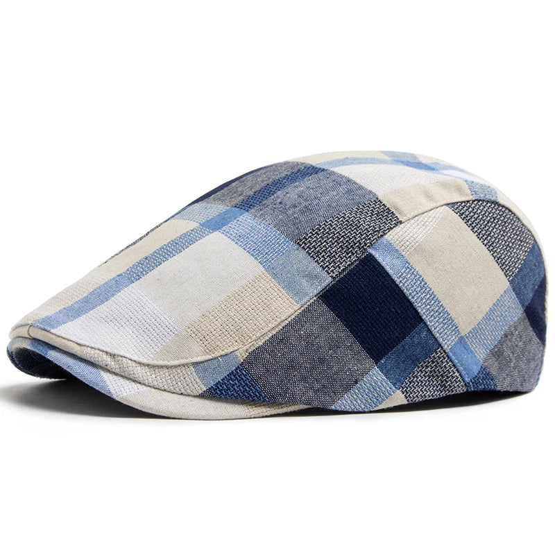 Homme souriant portant un béret avec style décontracté