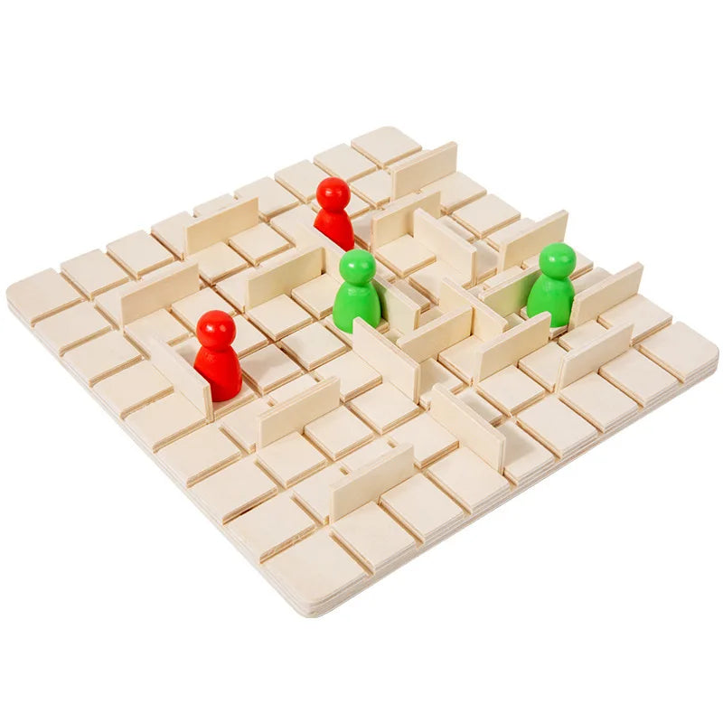 Vue rapprochée du plateau de jeu en bois avec pions