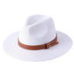 Chapeau Panama avec ombre sur un mur blanc