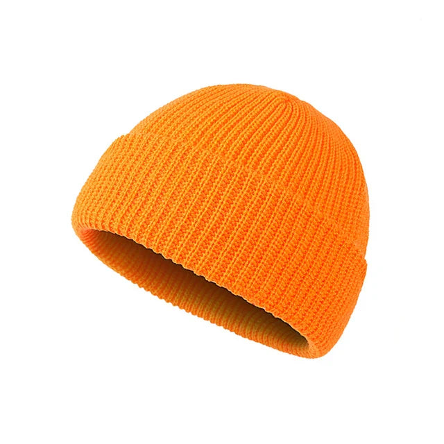 Bonnet docker vert olive, posé sur une surface neutre