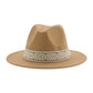 Chapeau fedora beige sur mannequin en vitrine