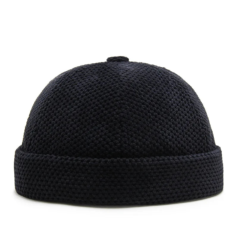 Gros plan sur la texture tricotée du bonnet marron