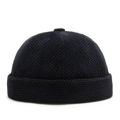 Gros plan sur la texture tricotée du bonnet marron