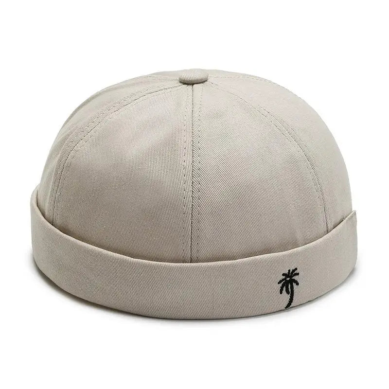Bonnet docker porté, mettant en valeur le motif exotique