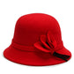 Femme de profil portant un chapeau cloche, style chic