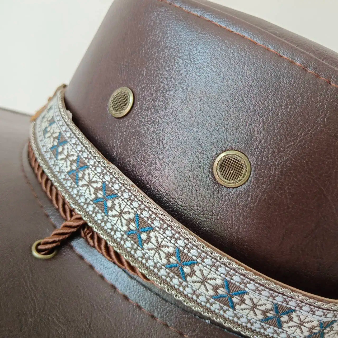 Gros plan sur la texture du feutre d'un chapeau cowboy