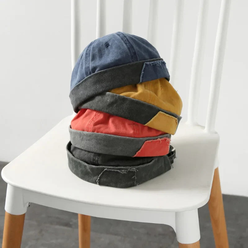 Bonnet vintage avec bord retroussé et motifs colorés