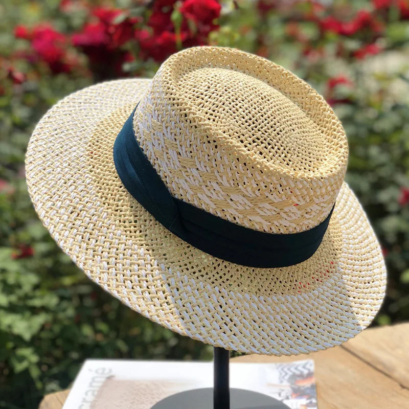 Chapeau de paille avec ombre portée sur surface claire