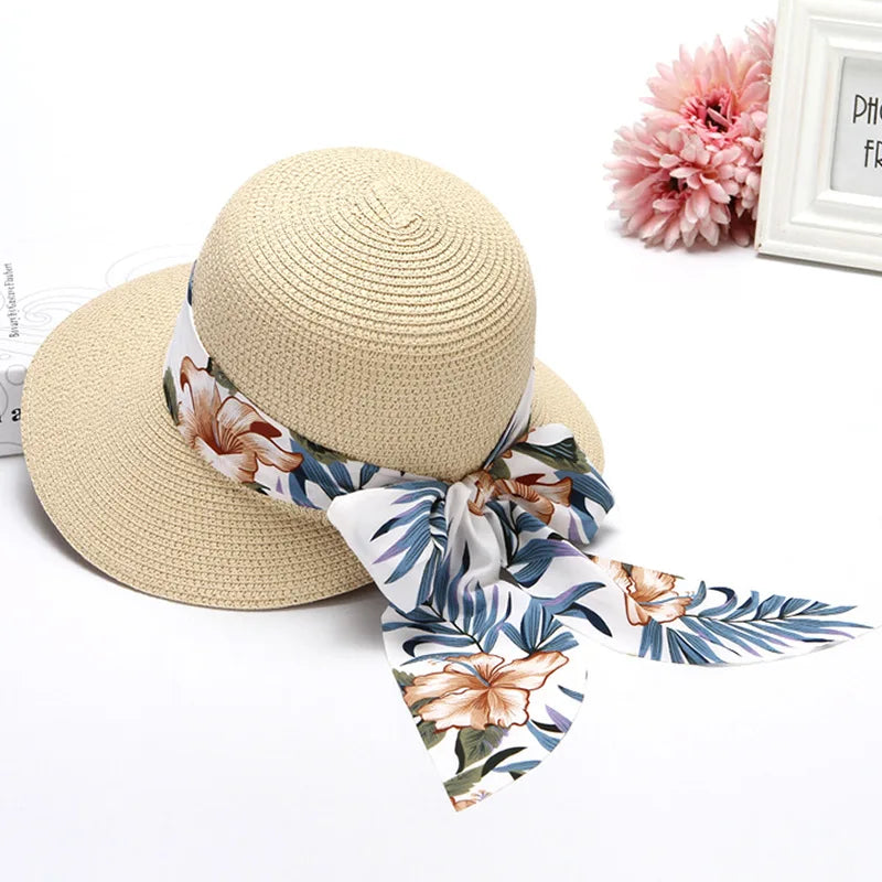 Chapeau de paille avec ruban fleuri, vue de dessus