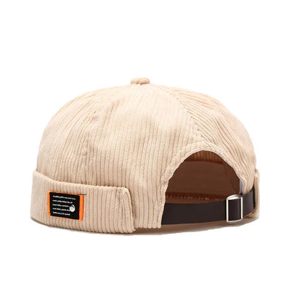 Bonnet bleu marine avec détails de couture visibles