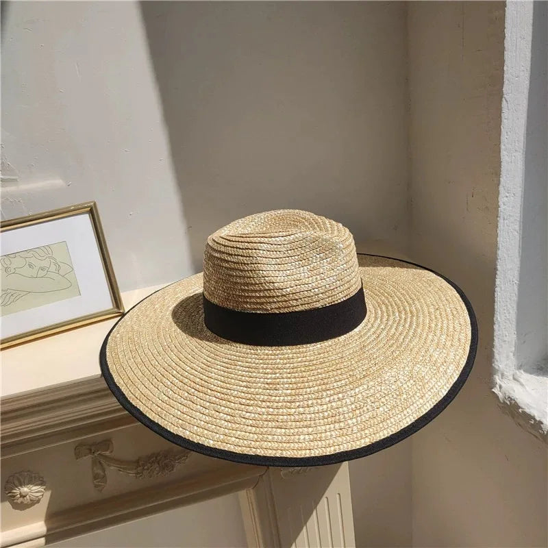 Silhouette du chapeau de paille sur fond neutre