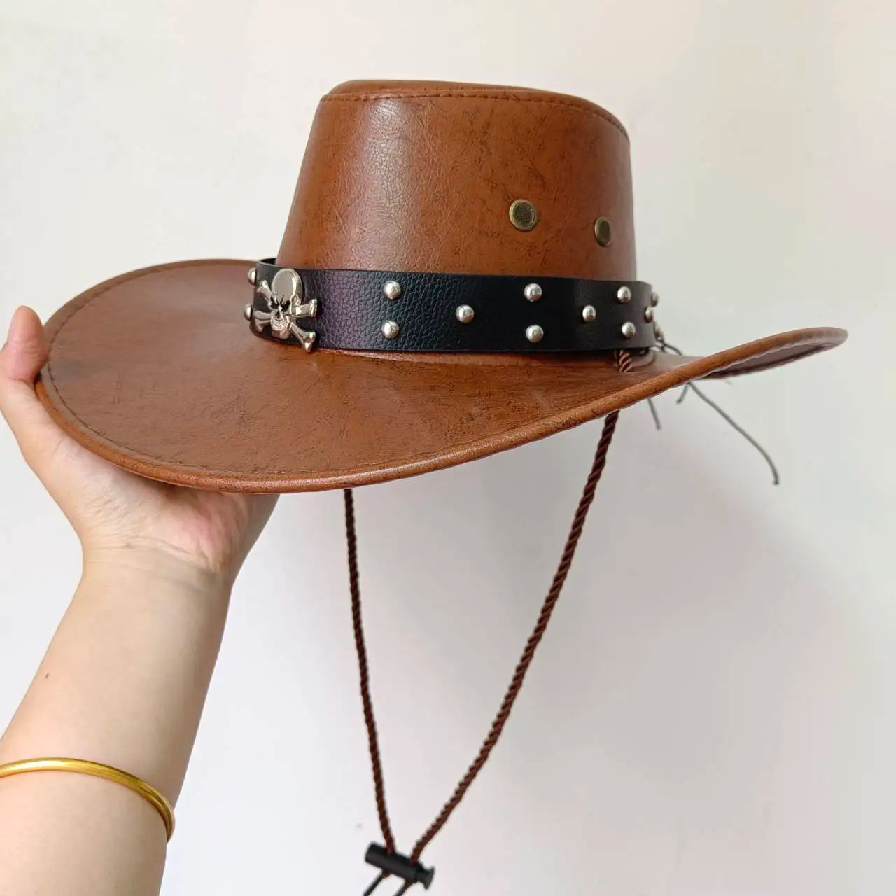 Vue de profil d'un chapeau cowboy en feutre robuste