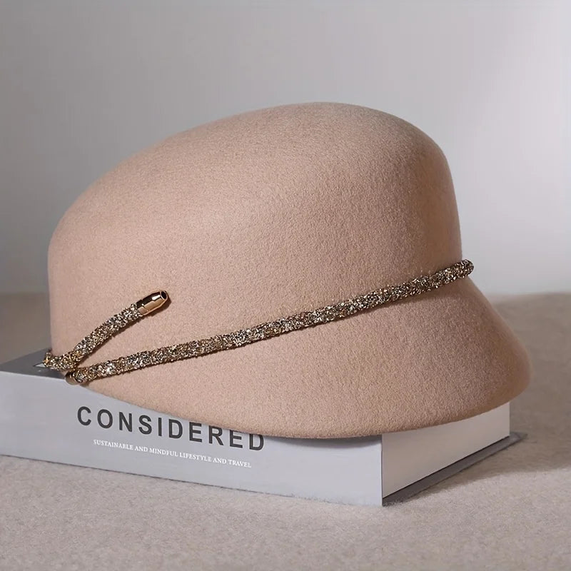 Chapeau cloche avec bord large, style intemporel