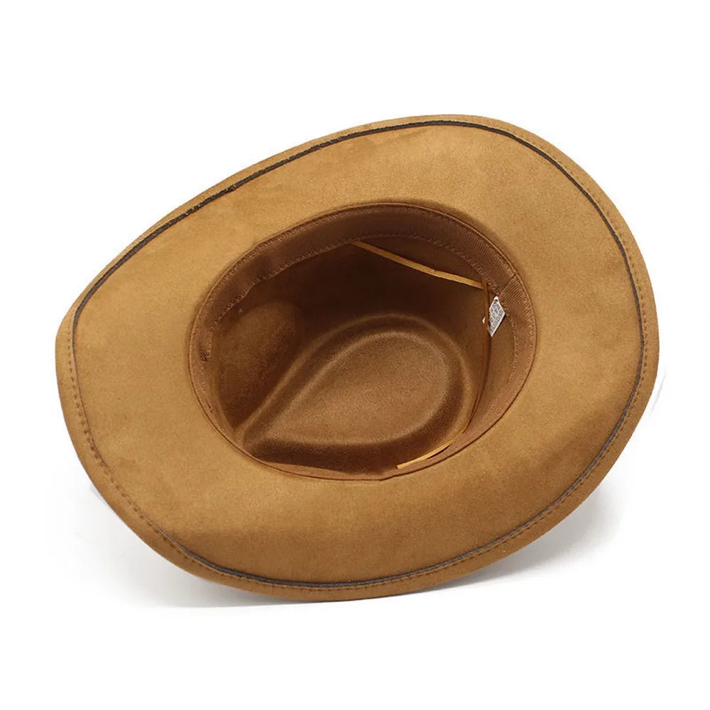 Vue de dessus d'un chapeau cowboy sur un sol poussiéreux