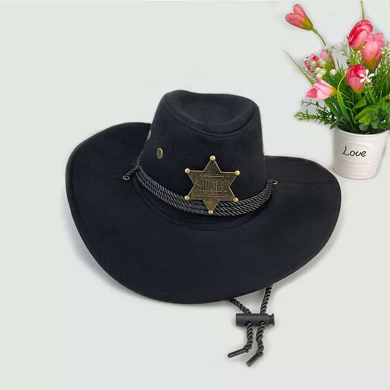 Chapeau cowboy posé sur une table en bois rustique