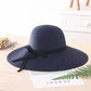 Chapeau de paille sur une tête de mannequin, fond neutre