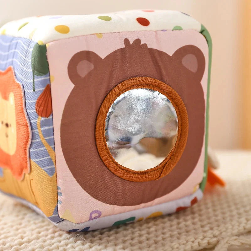 Motifs colorés sur la boîte à mouchoirs pour enfants de 0 à 3 ans