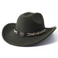 Chapeau cowboy marron sur fond de prairie, lumière du jour