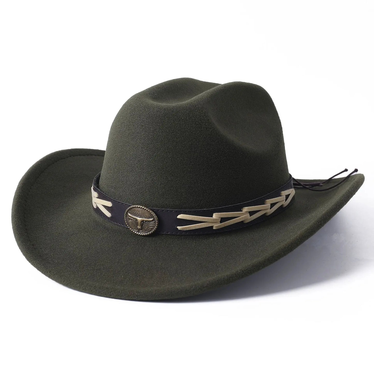 Chapeau cowboy marron sur fond de prairie, lumière du jour