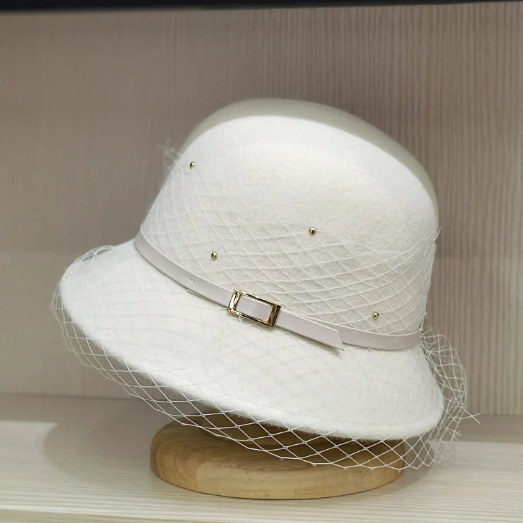 Chapeau cloche porté par une femme, ambiance vintage