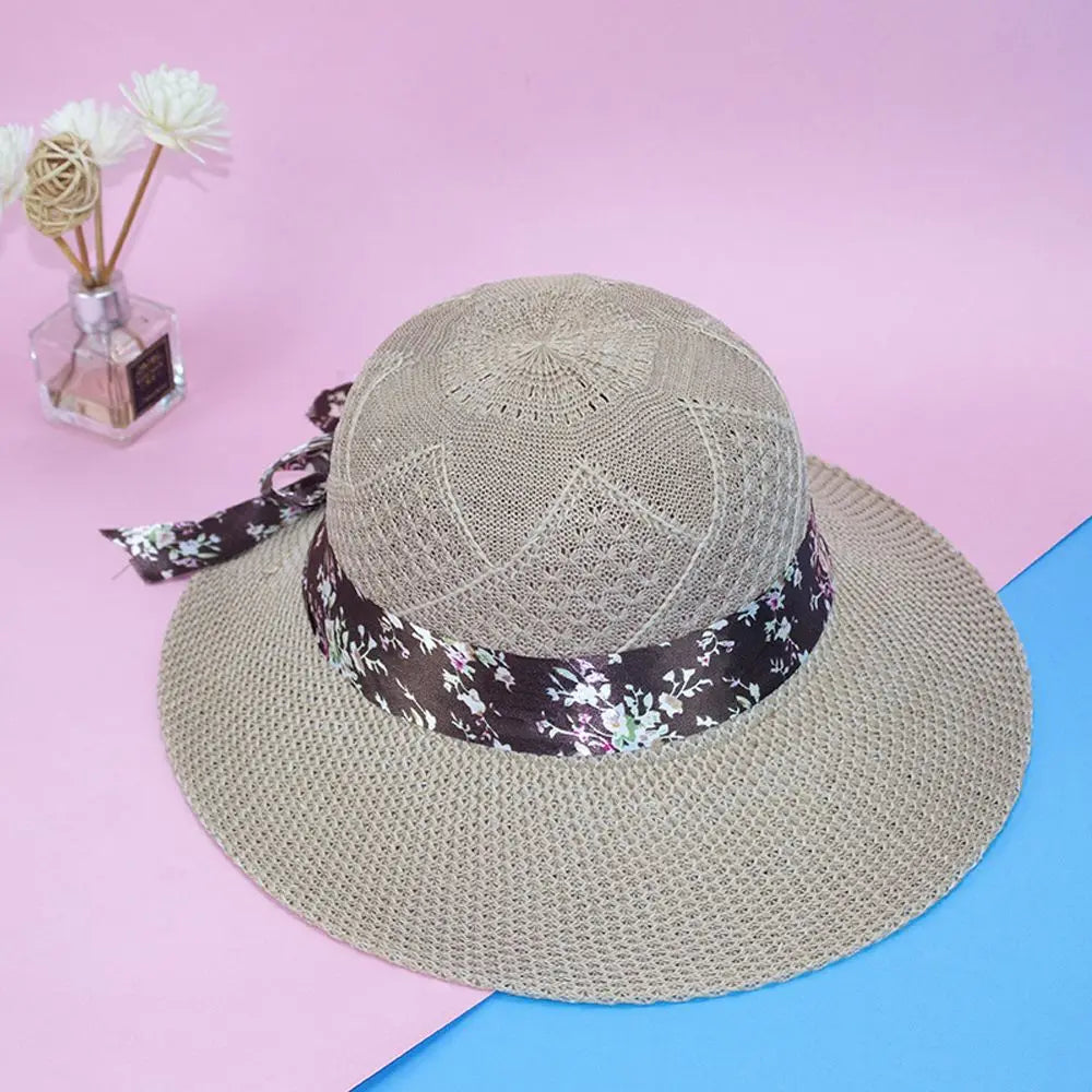 Chapeau de paille sur fond blanc, idéal pour le soleil