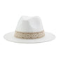Fedora beige avec reflet lumineux sur le bord