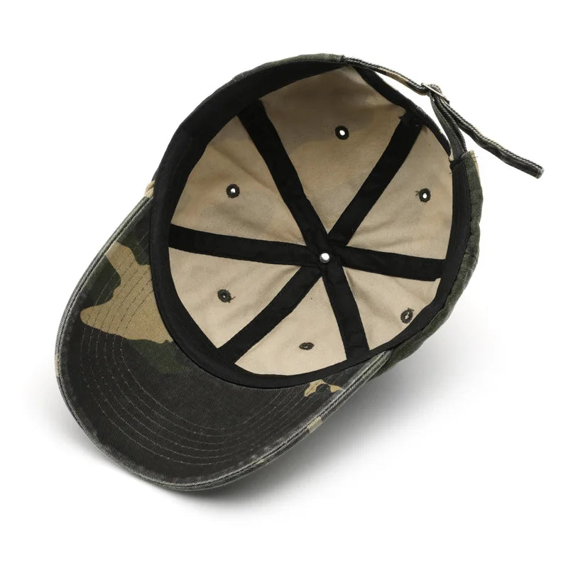 Vue latérale d'une casquette camouflage, ajustement visible