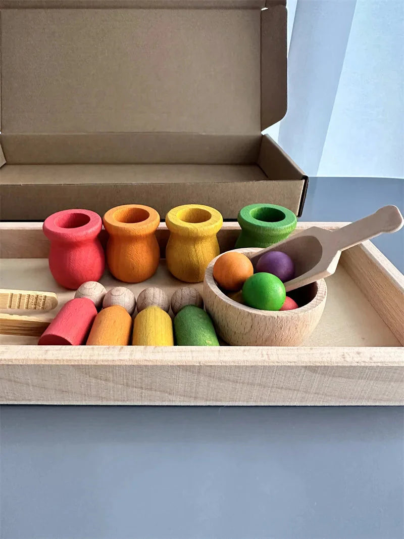 Loupe en bois utilisée pour transvaser des boules colorées
