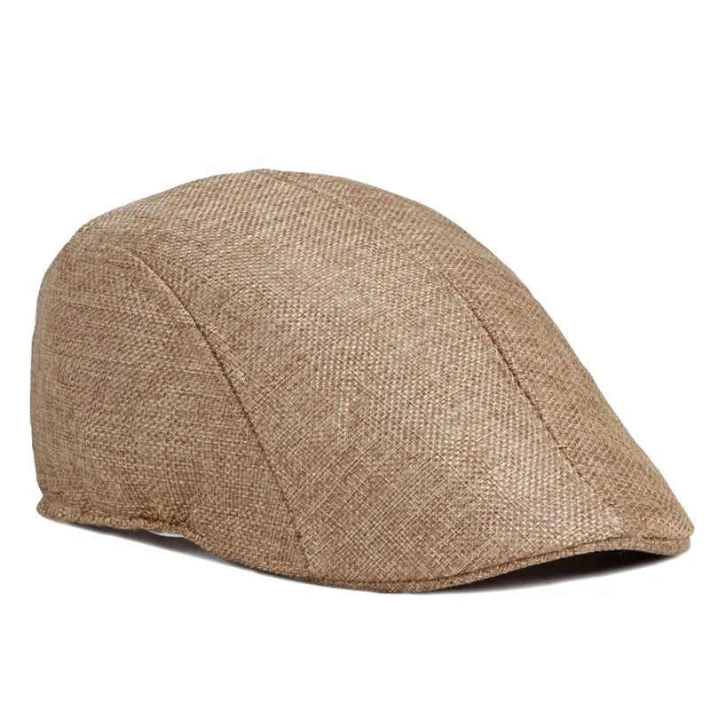 Béret beige sur une étagère, éclairage doux