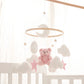 Installation du mobile au-dessus d'un lit d'enfant