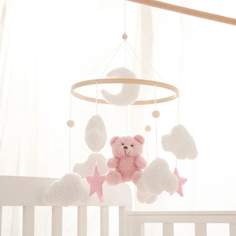 Installation du mobile au-dessus d'un lit d'enfant