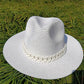 Chapeau Panama suspendu à un crochet, lumière naturelle