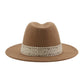 Vue de profil d'un fedora beige avec large bord