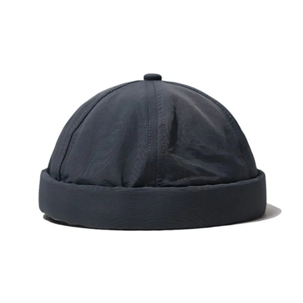 Bonnet en situation urbaine, porté par un modèle