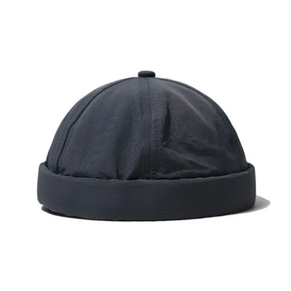Bonnet en situation urbaine, porté par un modèle