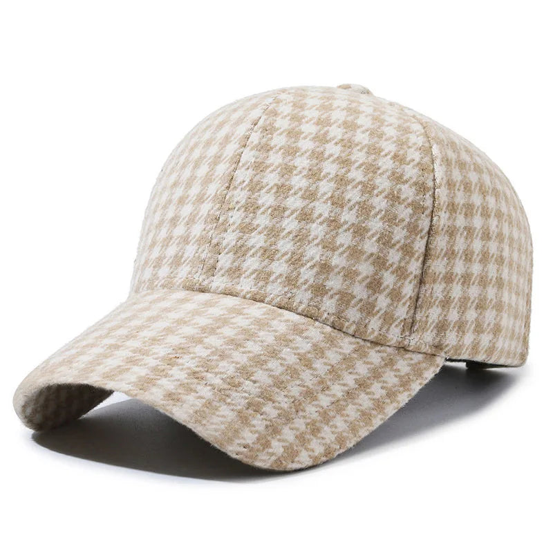 Casquette à carreaux sur fond neutre, vue latérale