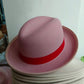Gros plan sur la texture du chapeau melon en coton polyester