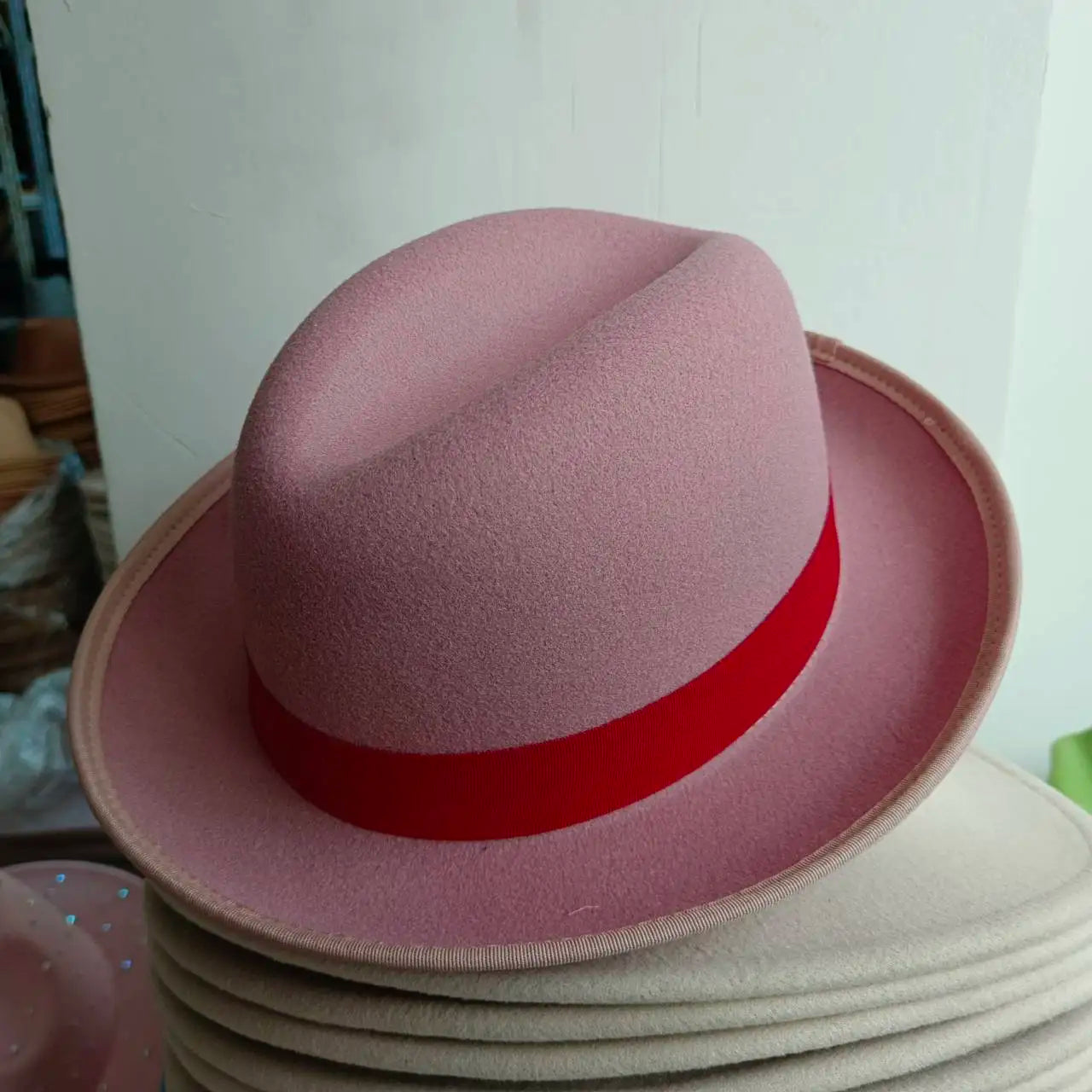 Gros plan sur la texture du chapeau melon en coton polyester