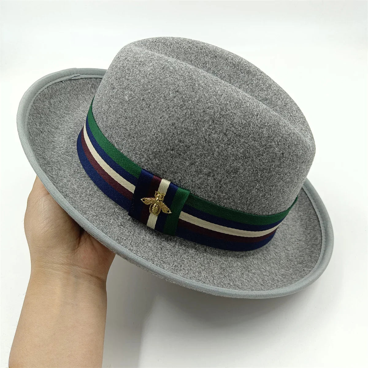 Gros plan sur la texture du chapeau melon noir