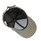 Casquette à carreaux posée sur une surface en bois