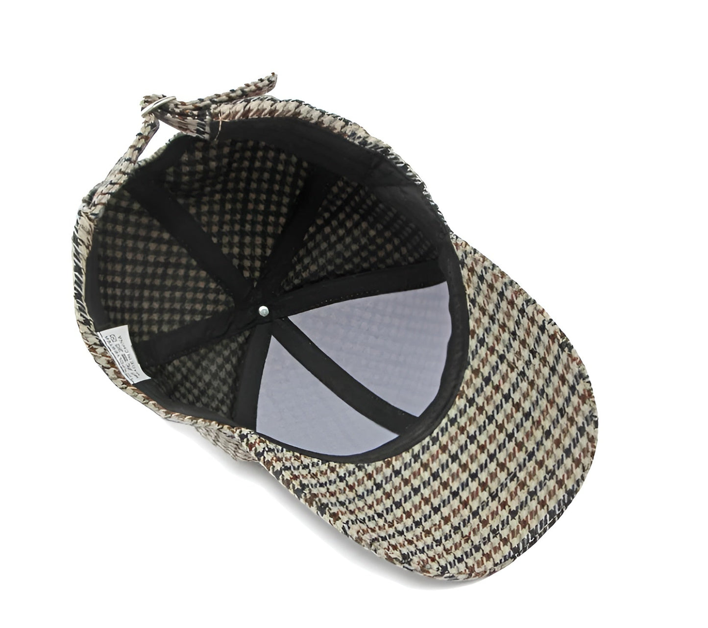 Casquette à carreaux posée sur une surface en bois