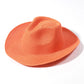 Chapeau de paille avec ombre sur le sable