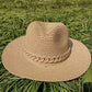 Artisan tissant un chapeau Panama à la main