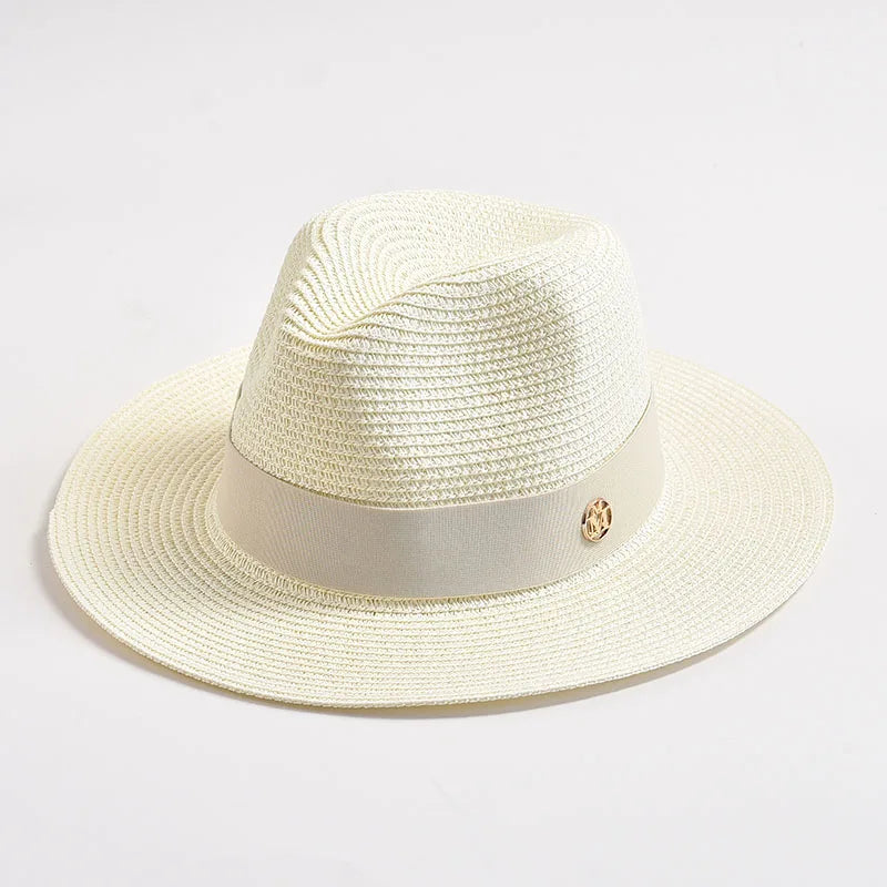 Détail du bouton décoratif sur le ruban du chapeau