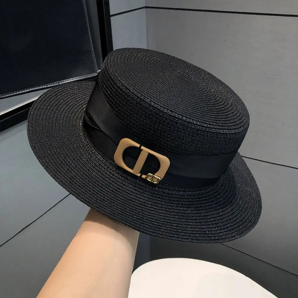 Chapeau de paille sur fond neutre, montrant sa légèreté