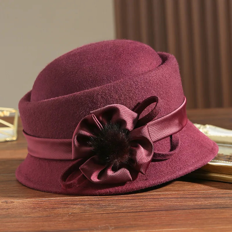 Gros plan sur le détail du ruban du chapeau cloche