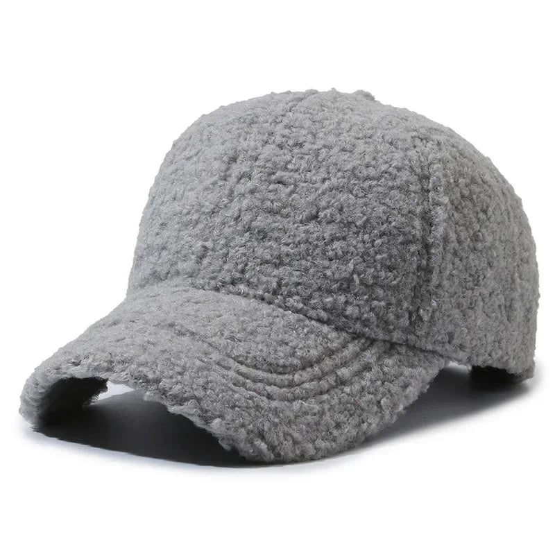 Casquette en polaire marron avec visière rigide sur fond uni